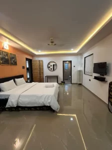 Luxurious Services Modern Amenities 9 Spacious Nimbus bedroom with TV and seating area - Misty Palace Villa, Lonavala